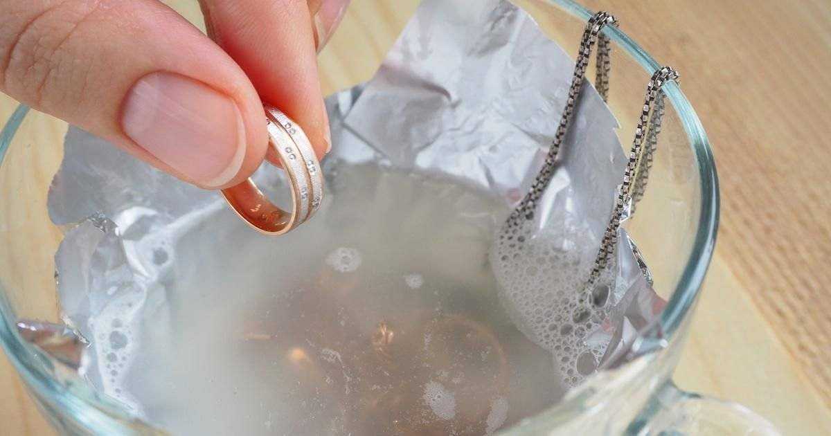 Как почистить золотые серьги с камнями в домашних условиях: советы с видео