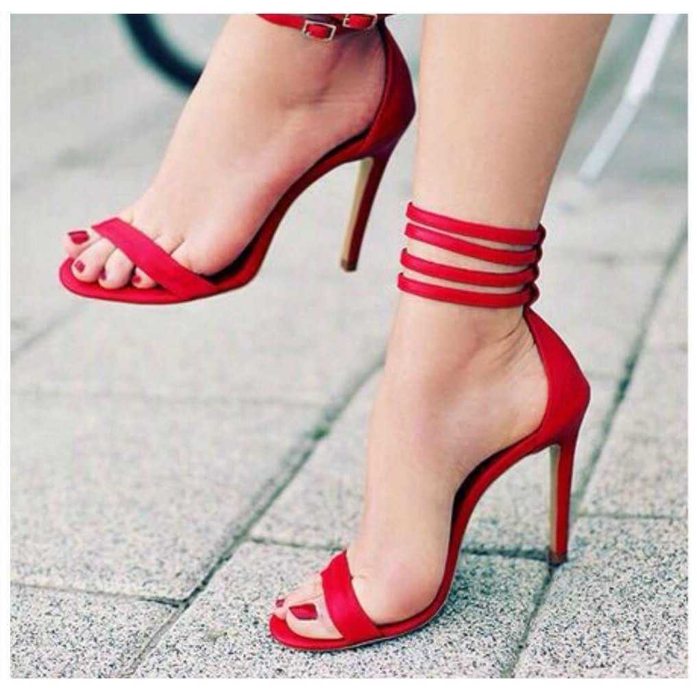С чем носить красные туфли?