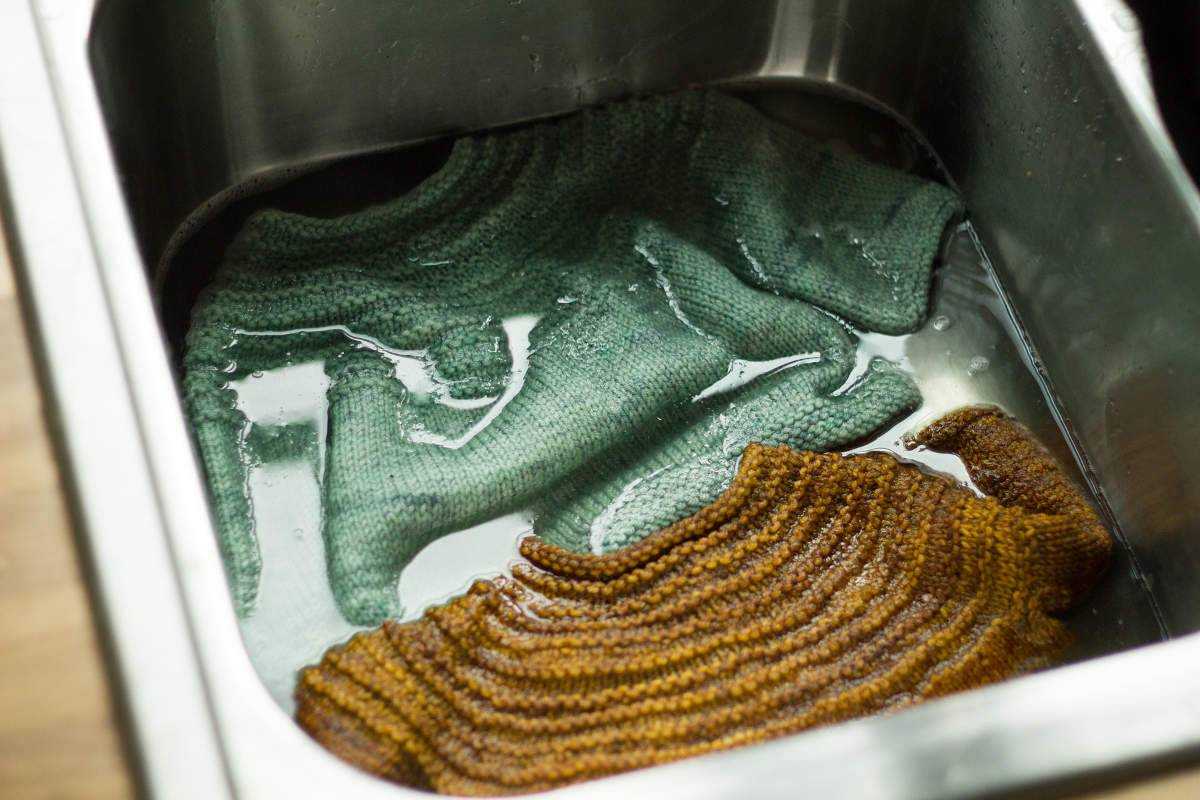 Как стирать вещи вручную: как правильно и чем обрабатывать белье и одежду при стирке руками, отжимать или нет, как сушить?